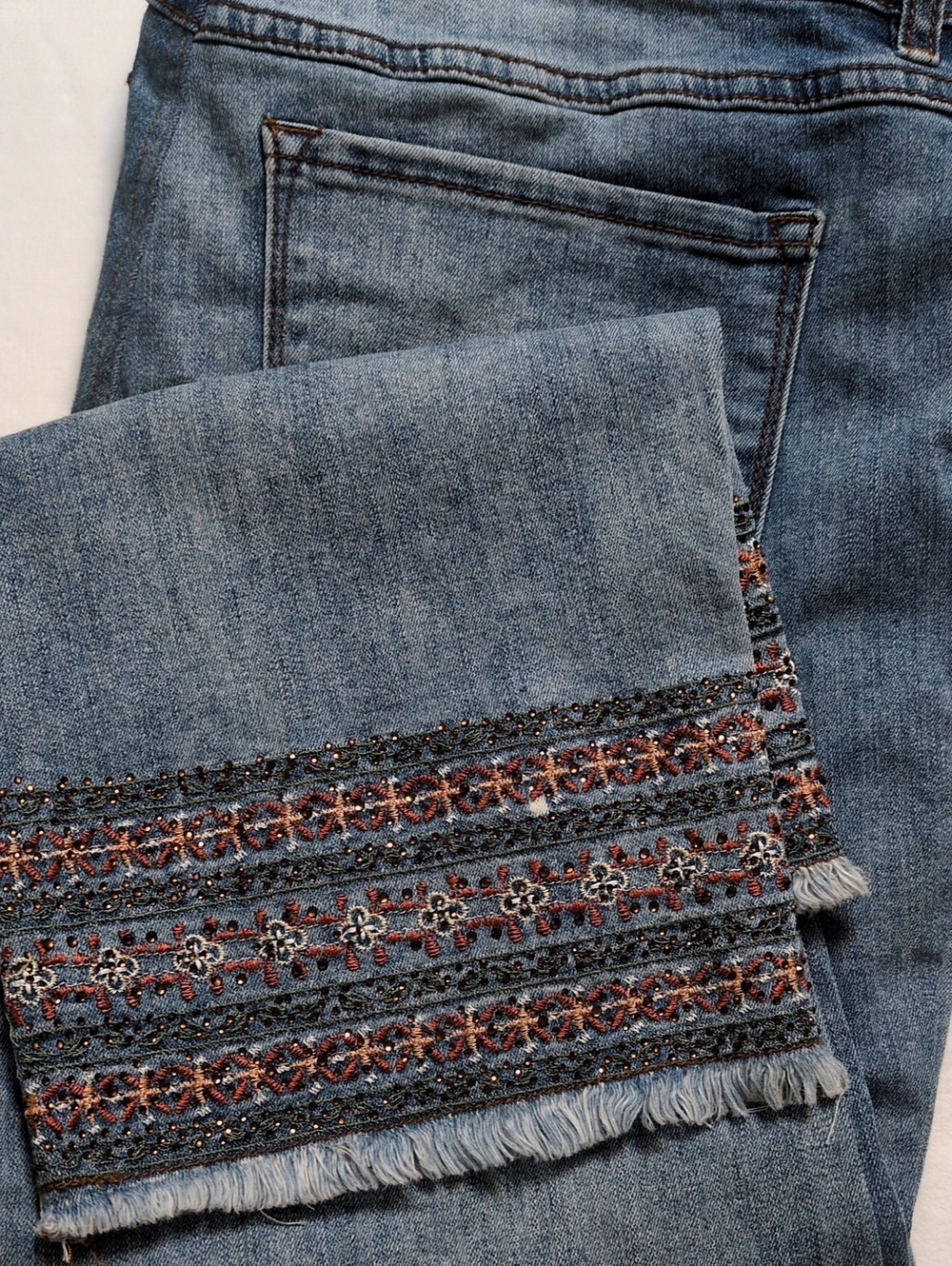 Bandolino Audrey Mid Rise Straight Crop Jeans Embellished Hem Size 10 Flaw Read